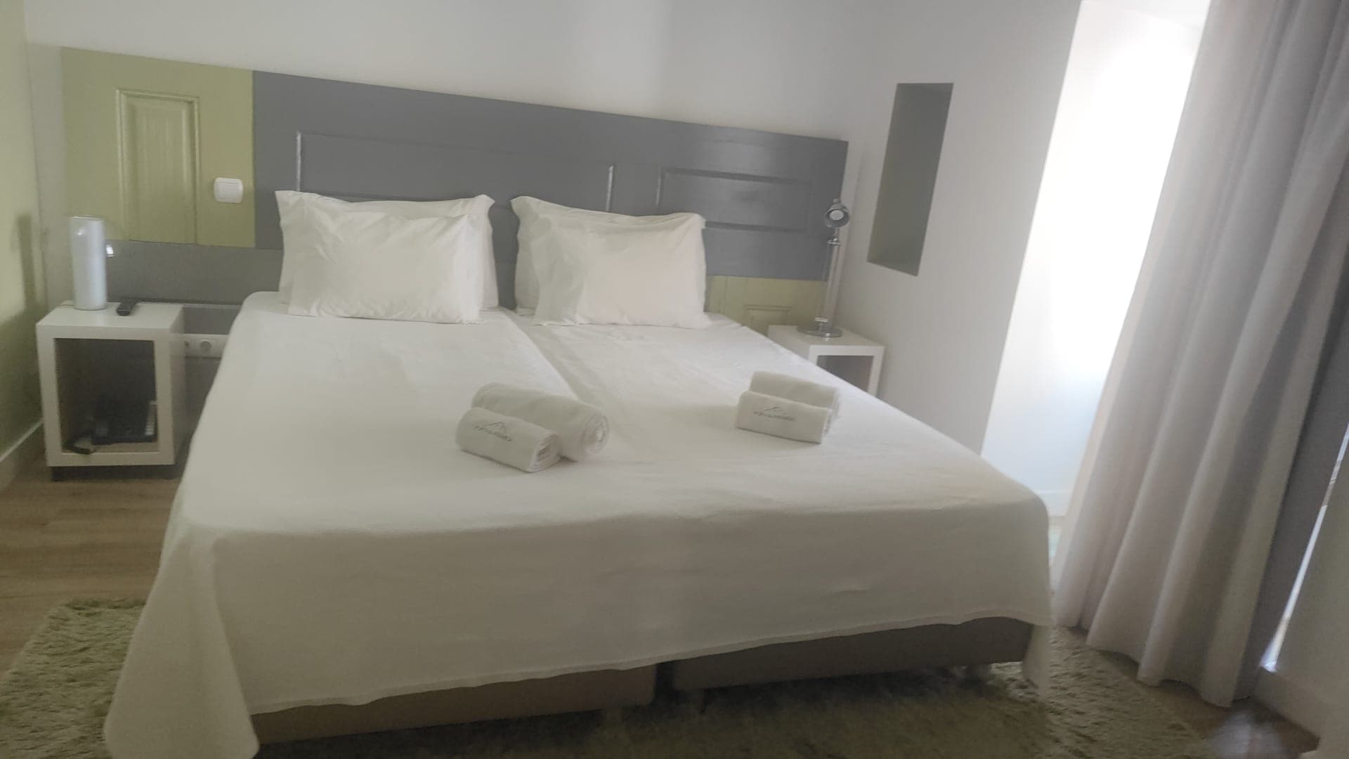Quarto limpo e arrumado
