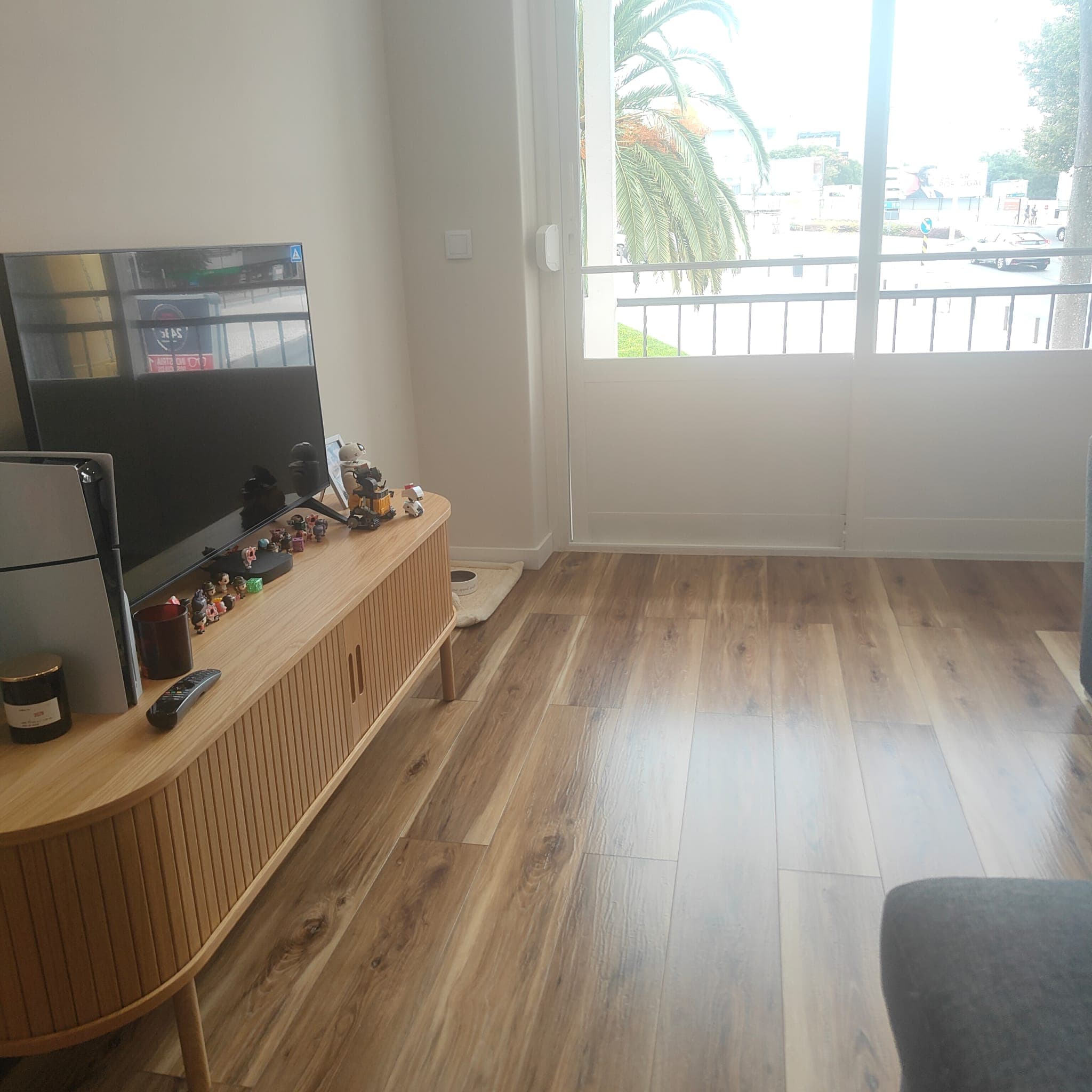 Sala com chão de madeira limpo após trabalho de limpeza