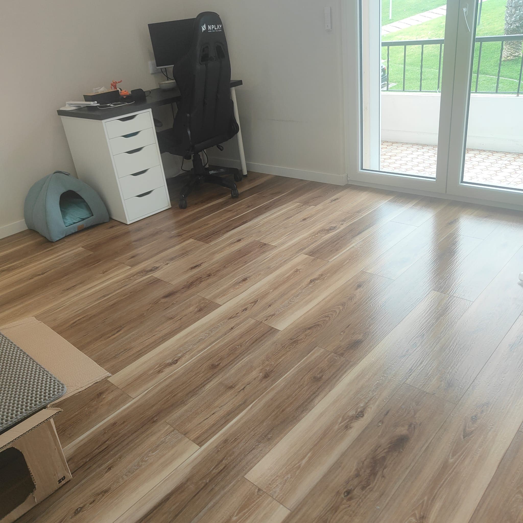Sala de estar limpa e organizada