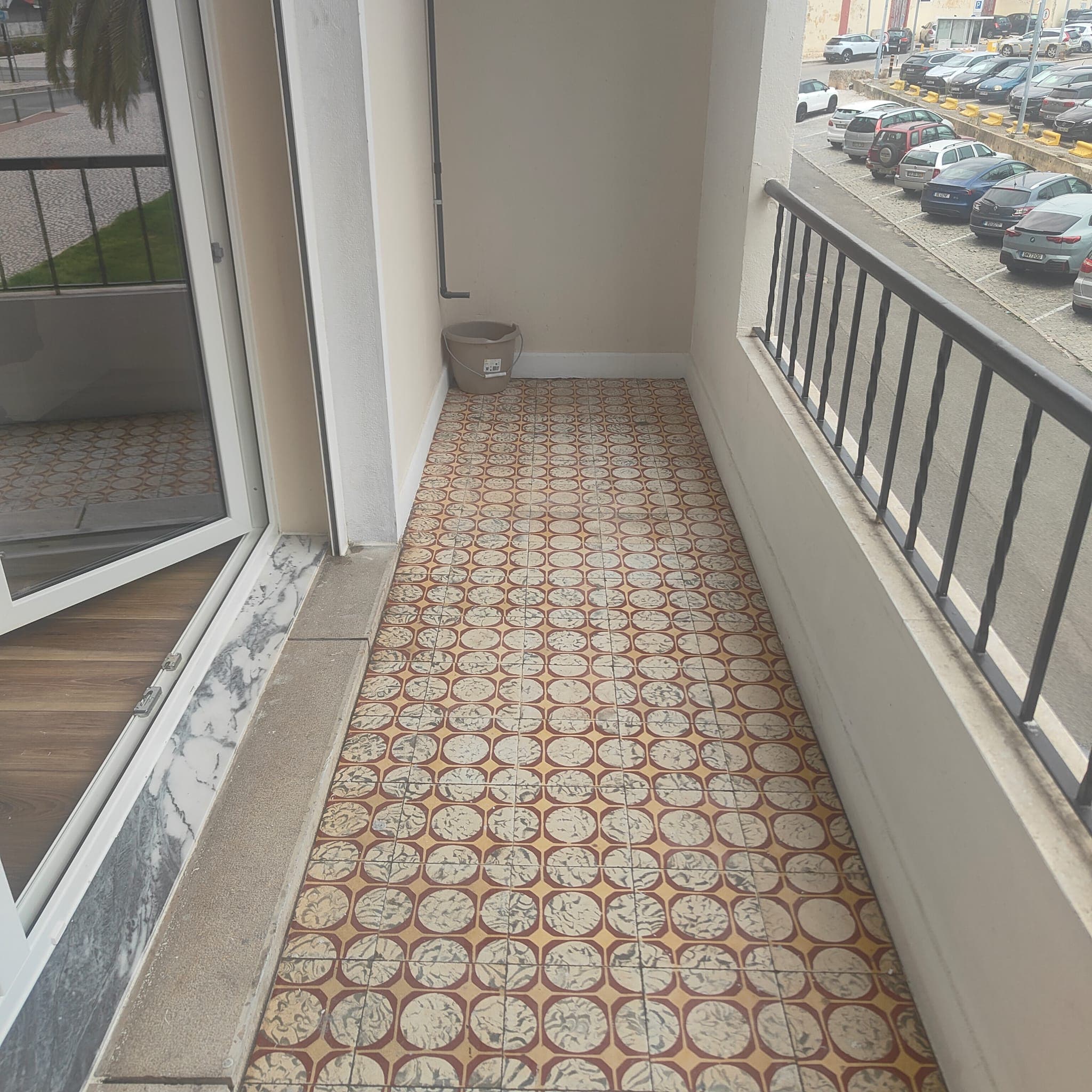 Varanda limpa após trabalho de limpeza