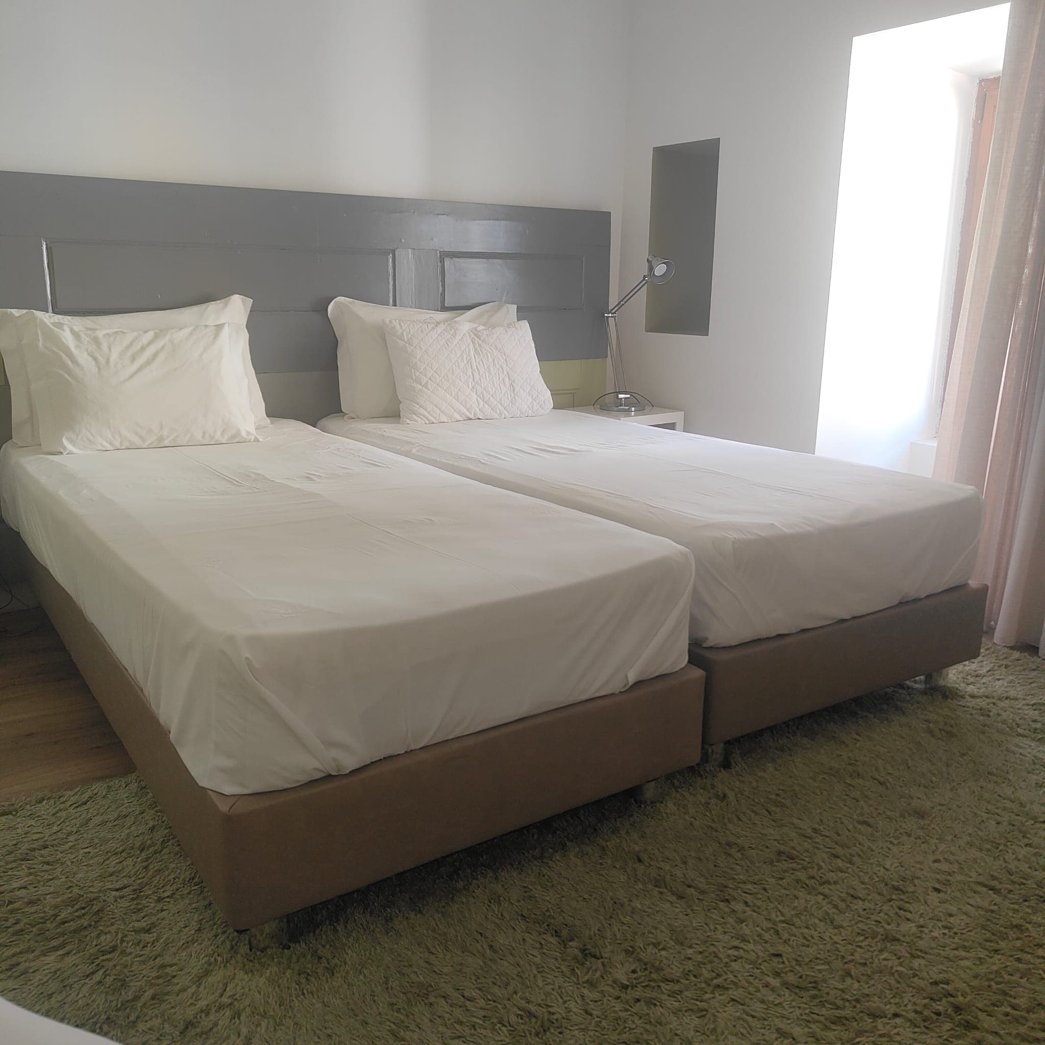 Quarto de casal limpo e arrumado