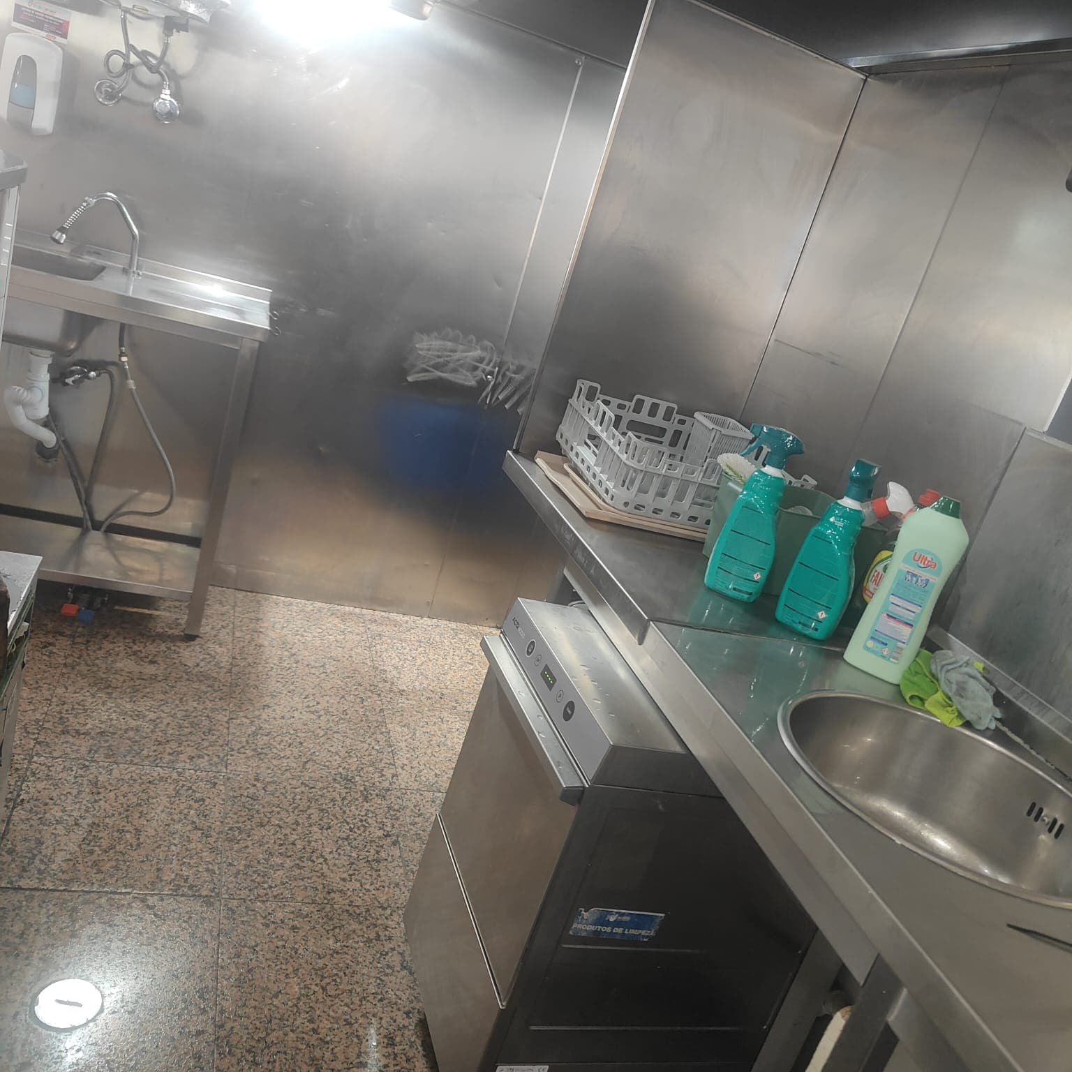 Cozinha profissional limpa e organizada